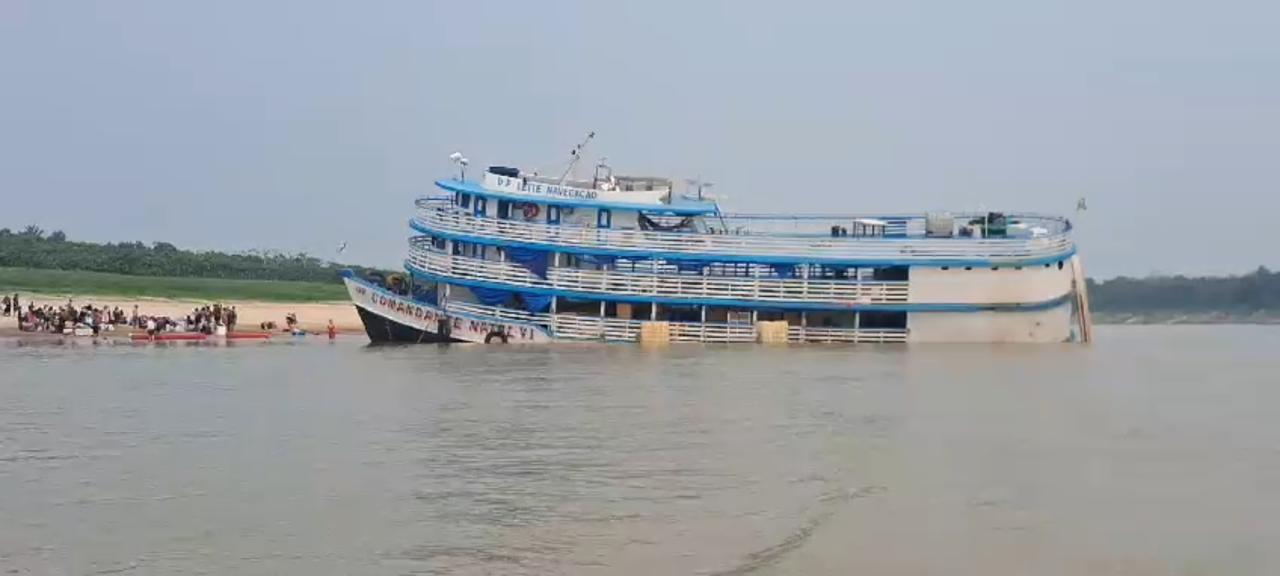 RIO JURUÁ: BARCO BATEU NA PRAIA E AFUNDOU