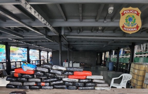 PF apreende 43 kg de drogas em Tabatinga escondida dentro de defensas de um Barco
