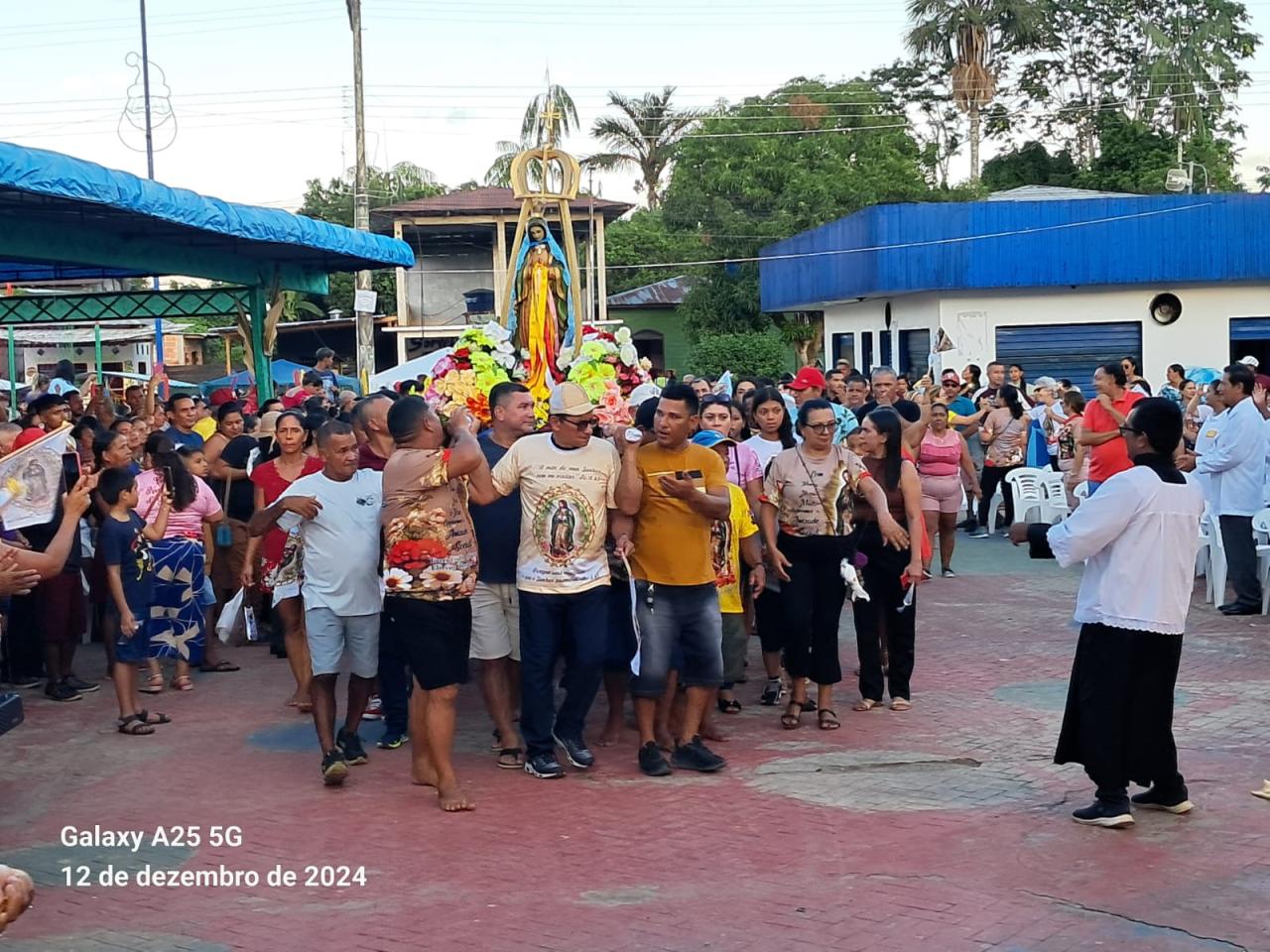 FONTEBOENSES FORAM AS RUAS PARA LOUVAR E AGRADECER AS BENÇÃOS E PROTEÇÃO DE NOSSA SENHORA DE GUADALUPE