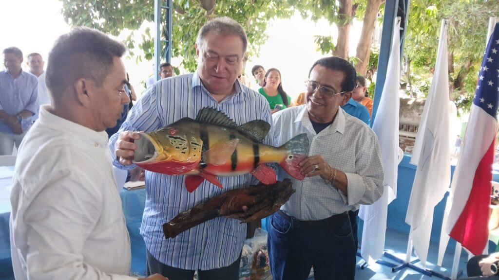 Átila Lins recebe homenagem dos pescadores do Amazonas