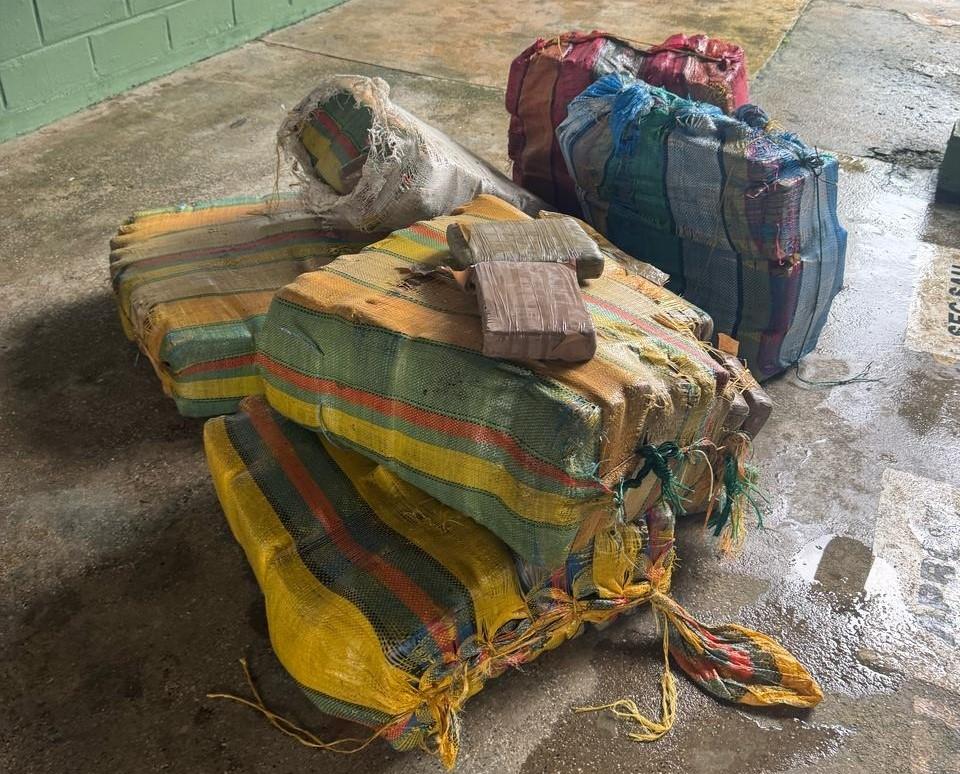 Exército apreende drogas e armamento na fronteira com a Colômbia