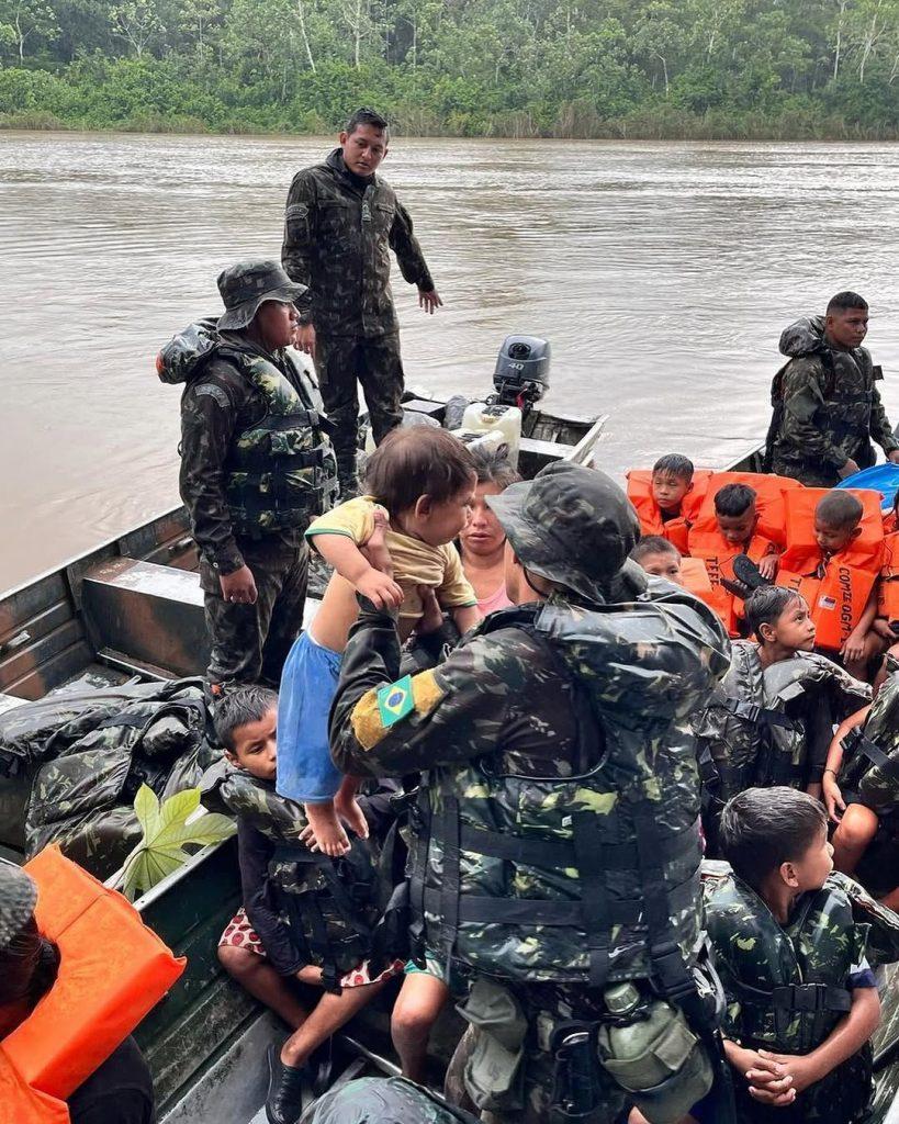 Exército resgata 56 indígenas após naufrágio no Amazonas