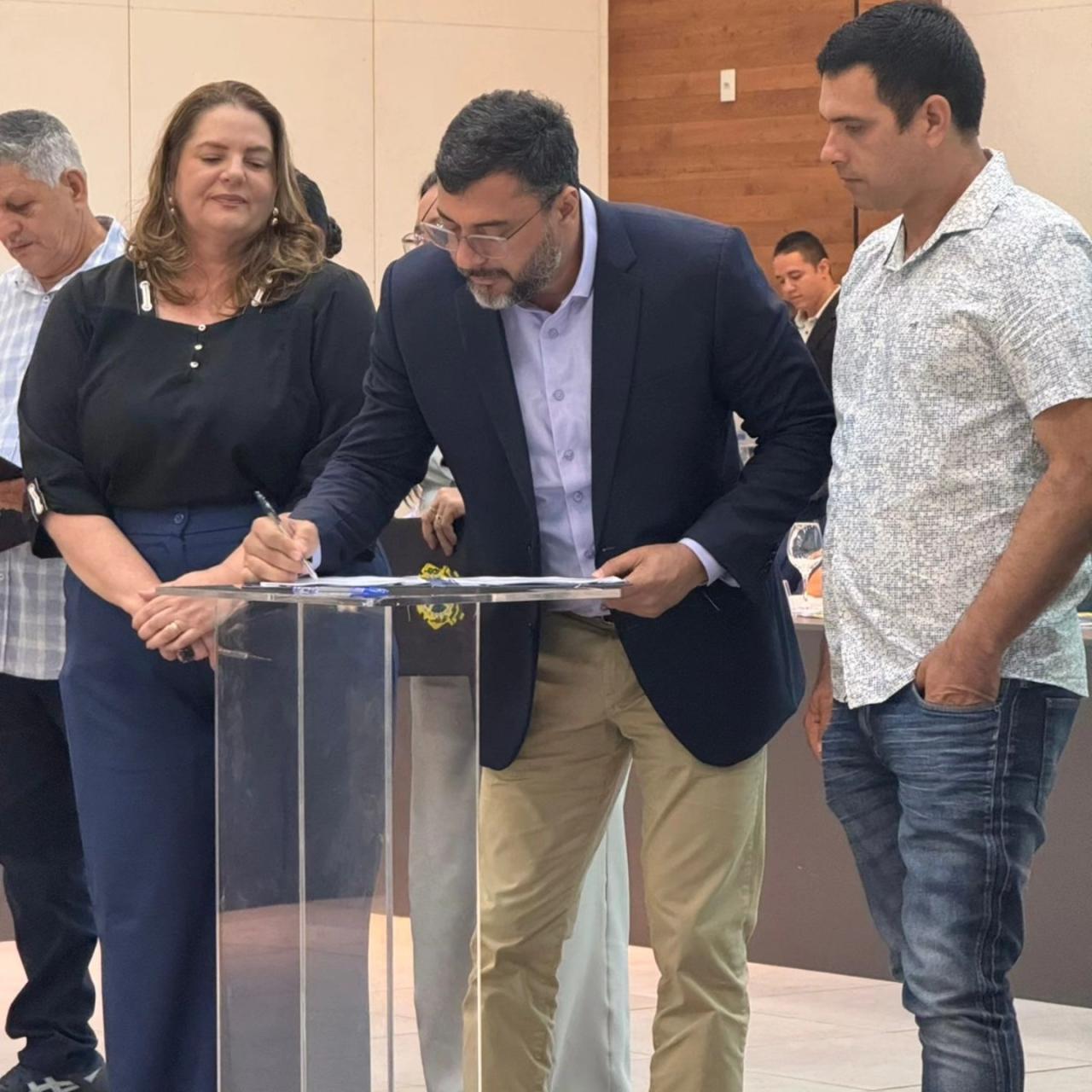 Prefeito Lázaro Araújo assinou junto com o Governador Wilson Lima a repactuação de repasses de recursos estaduais direto para Fonte Boa