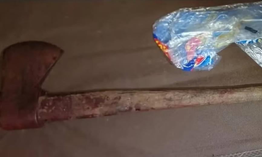 Mãe é presa acusada de mata seu filho de 17 anos a machadada enquanto ele dormia