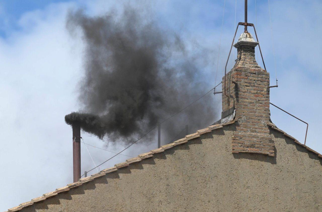 Novo Papa: Fumaça preta na manhã desta quinta-feira no Vaticano; cardeais retomam votações à tarde