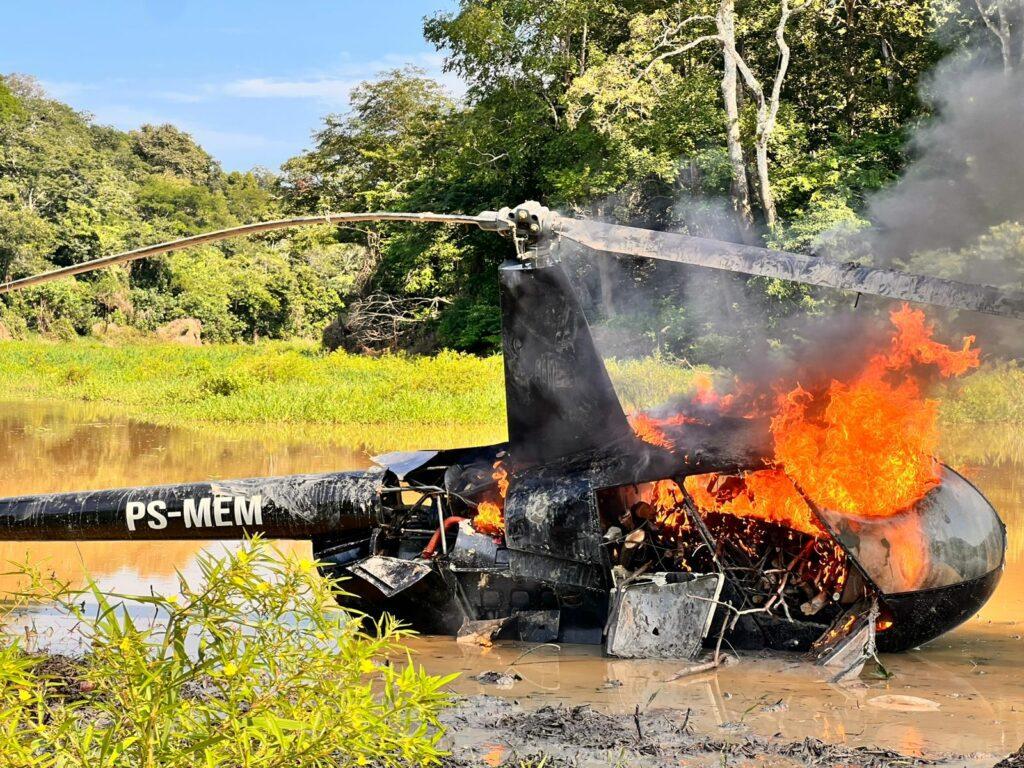Polícias Civil e Militar destroem helicóptero utilizado pelo narcotráfico em Juruá