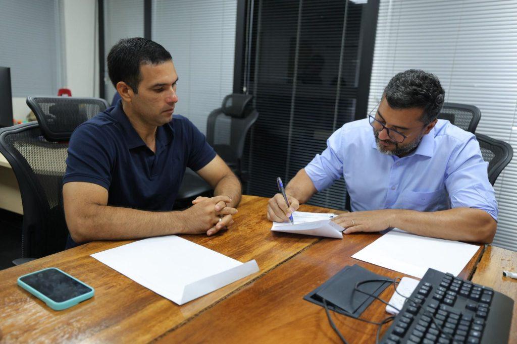 Wilson Lima autoriza obras de pavimentação em Fonte Boa e revitalização de estádio em Japurá