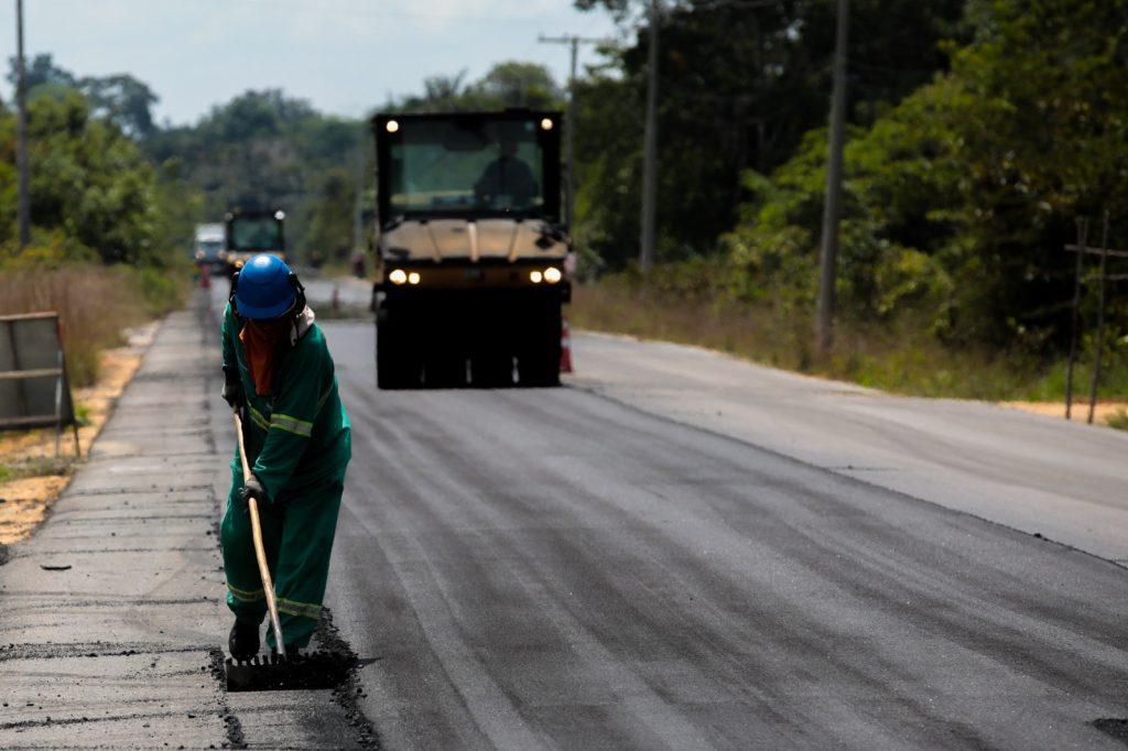Governo do Estado realiza obras de recuperação viária em 17 municípios do interior, por meio do Asfalta Amazonas