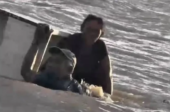 Naufrágio: Casal de pescadores são resgatados após ficarem três horas à deriva no rio Solimões seguros em um casco de geladeira