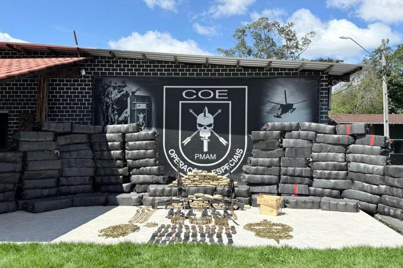 APÓS TIROTEIO NO SOLIMÕES, POLÍCIA APREENDE 4,3 TONELADAS DE DROGAS E ARSENAL DE GUERRA