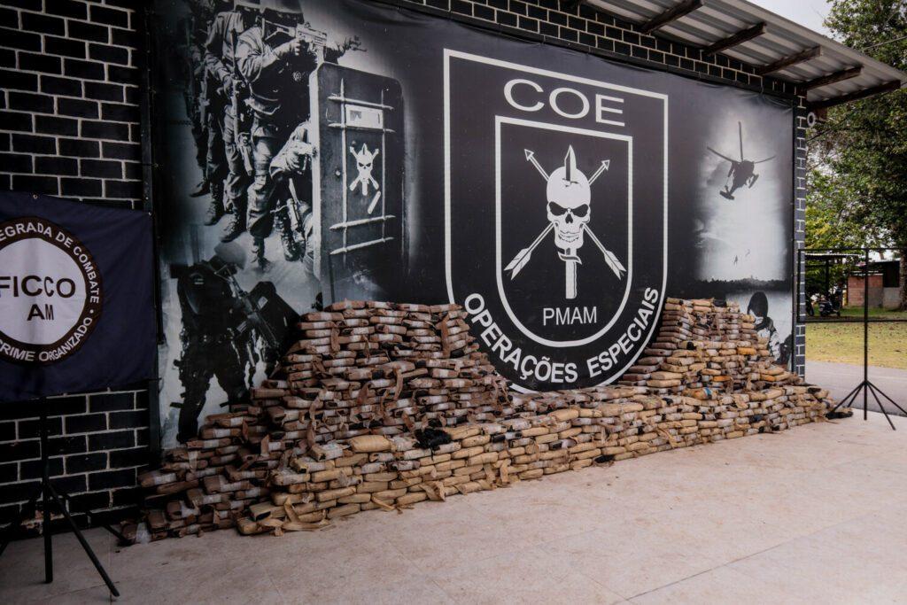 PM apreende cerca de 1 tonelada de drogas, armas e prende cinco suspeitos, entre eles três policiais militares