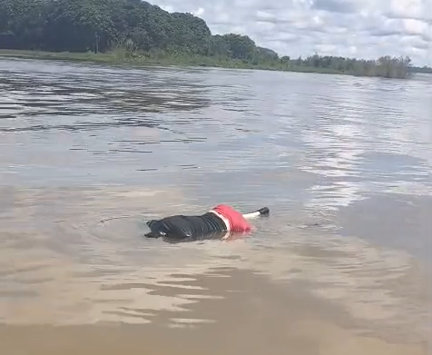 CORPO DE HOMEM É ENCONTRADO BOIANDO NO RIO SOLIMÕES COM MARCAS DE TIRO E OBJETOS AMARRADOS NAS PERNAS