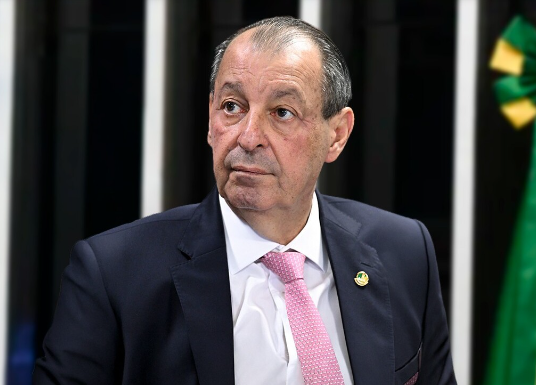 Queda de Omar Aziz nas pesquisas expõe desgaste político e acende alerta para projeto de retorno ao Governo do Amazonas