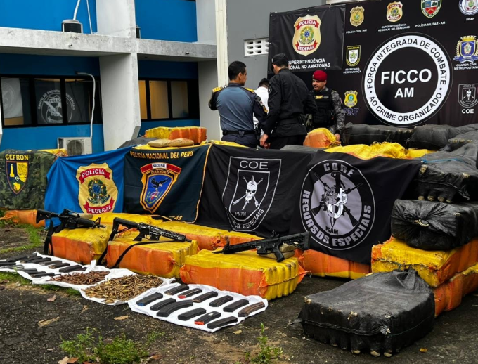 Traficantes usam lancha blindada artesanal com fuzis e enfrentam a COE em tiroteio no Rio Solimões