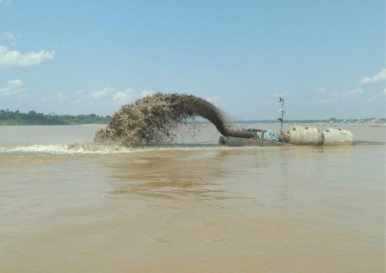 Dragagem dos rios da Amazônia reacende debate sobre impactos ambientais e ameaça ao modo de vida ribeirinho