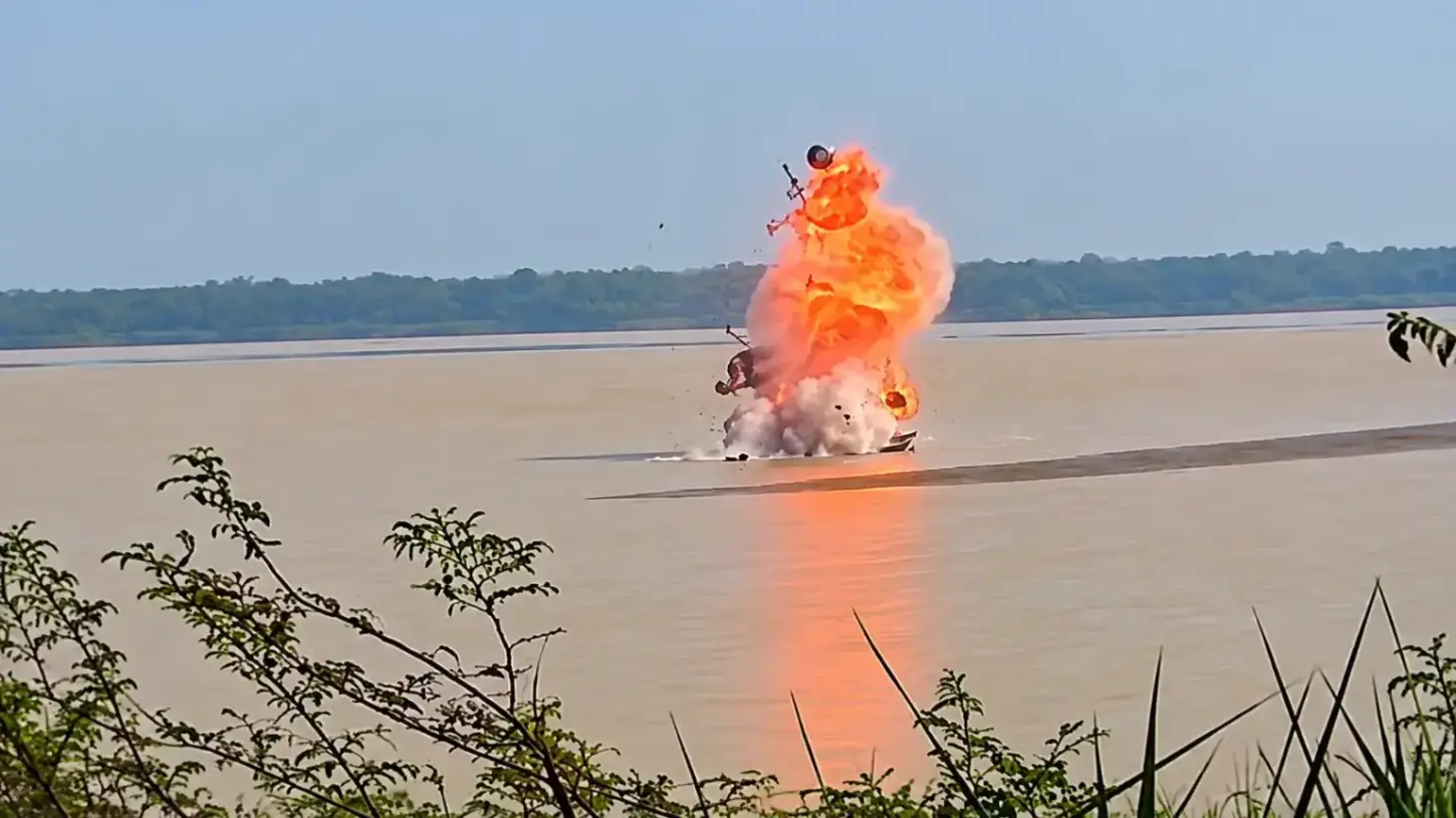 Embarcação explode nas proximidades de Manicoré e vídeo registra momento em que barco é tomado pelas chamas