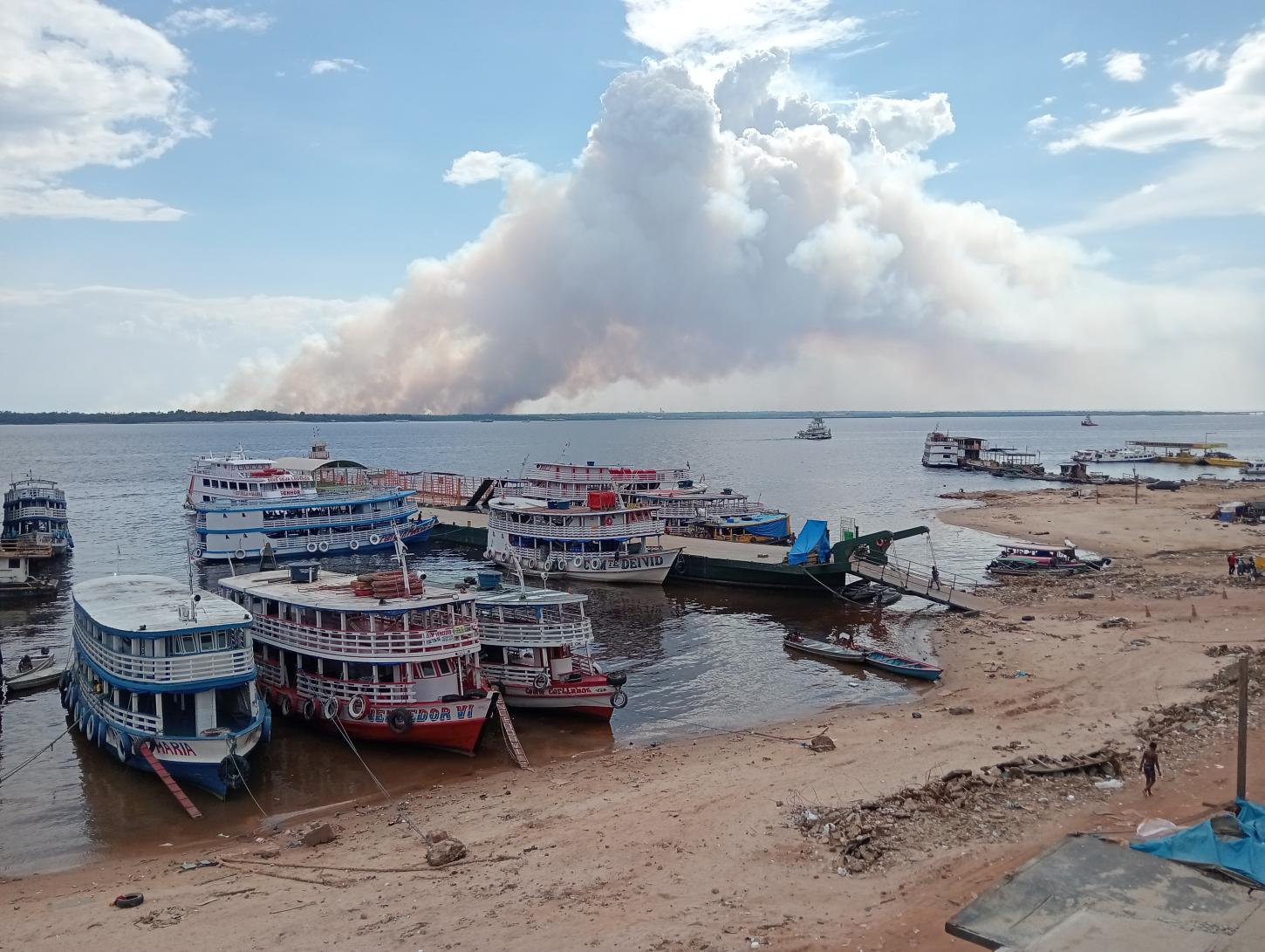 IMENSA COLUNA DE FUMAÇA: incêndio próximo ao Cacau Pirêra chama atenção e aumenta preocupação com a qualidade do ar em Manaus