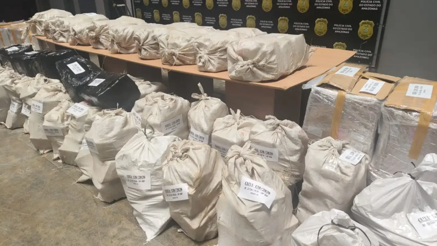 PM apreende cerca de 2,5 toneladas de drogas escondidas em caixas no Tarumã, em Manaus
