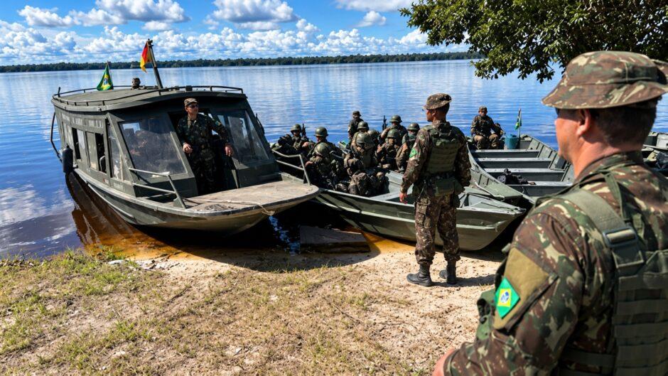Militares do EB usam embarcações em oRios funcionam como importantes corredores para o deslocamento de tropas, equipamentos e suprimentos em áreas com acesso terrestre limitado. Imagem: (Exército Brasileiro).