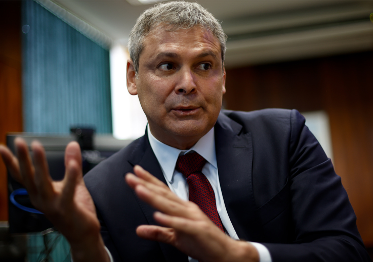Dois dias após as eleições, parlamentares do PT pedem prisão de Flávio Bolsonaro e alerta da Interpol