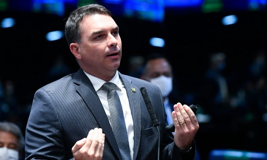 Dos Estados Unidos, Flávio Bolsonaro se declara presidente eleito, denuncia suposta fraude e agradece a Trump e Milei