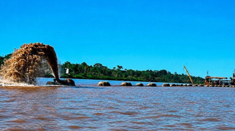 DRAGAGEM NO SOLIMÕES: CERCA DE 180 FAMÍLIAS TEMEM PERDER SUAS CASAS COM DESMORONAMENTO DE BARRANCO