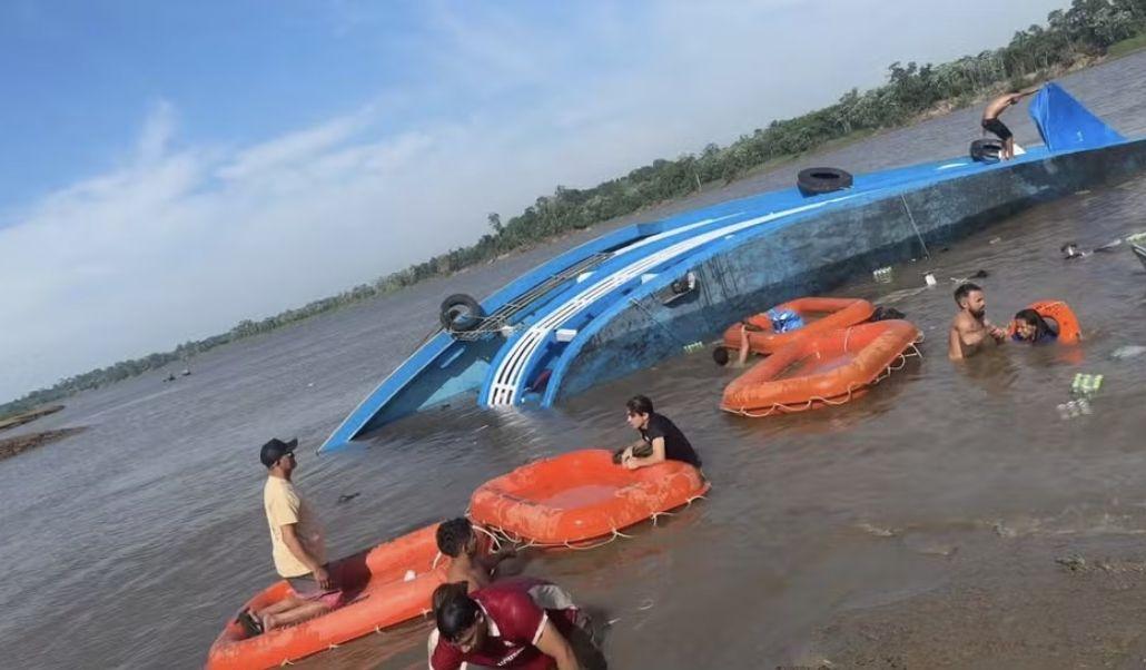 Embarcação naufraga após atingir tronco no Paraná do Ramos; passageiros escapam sem ferimentos