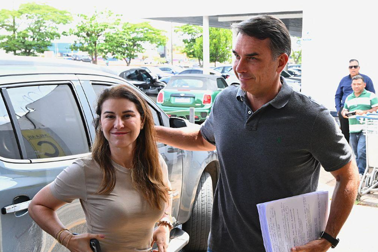 Flávio Bolsonaro chega aos Estados Unidos com a família após decisão de Moraes; Trump apoia entrada no país