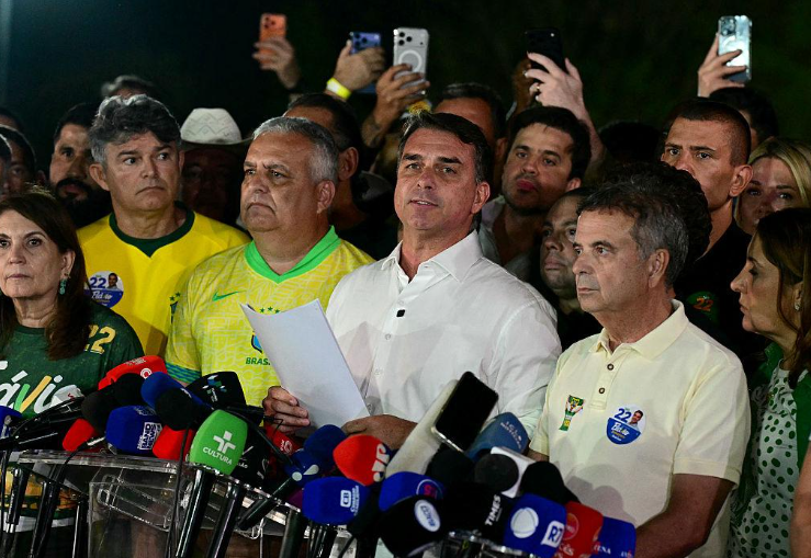INFORMAÇÃO EM APURAÇÃO: Flávio Bolsonaro teria deixado o Brasil rumo aos Estados Unidos; PF investiga possível saída do país