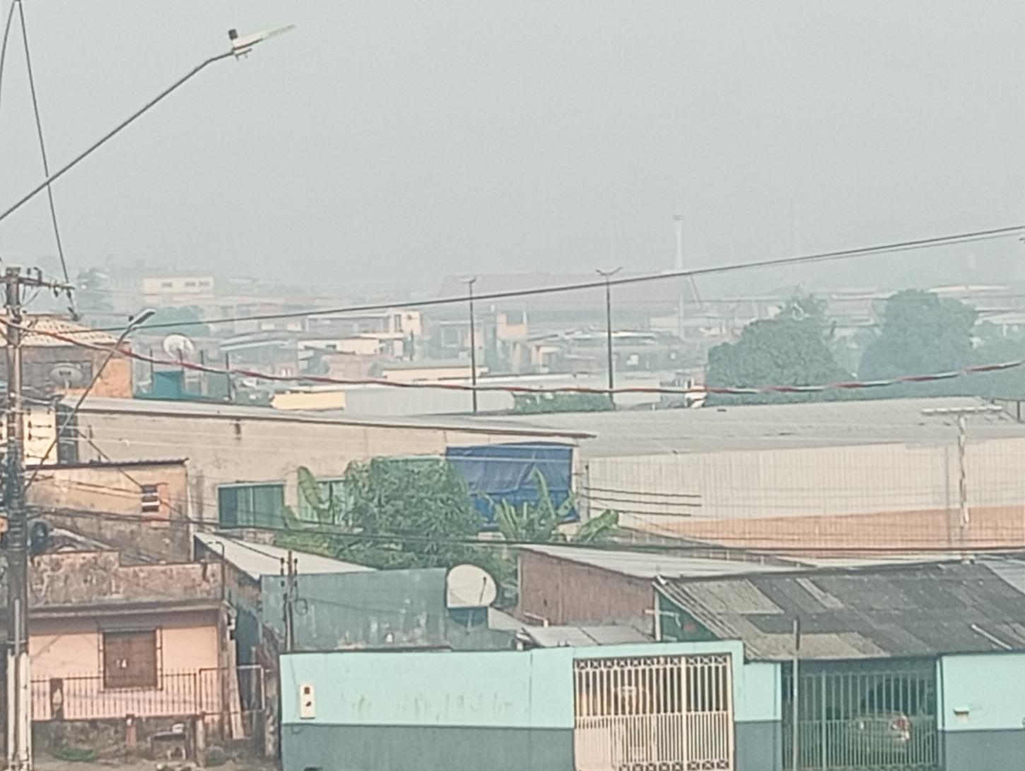 Manaus sufoca: fumaça atinge níveis perigosos, encobre bairros e Defesa Civil emite alerta severo