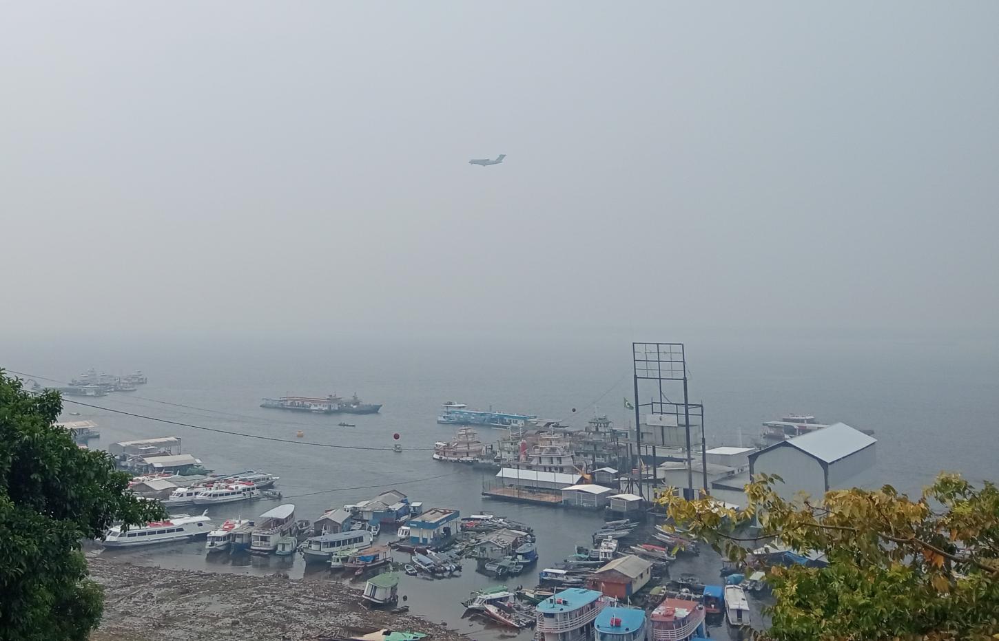 MANAUS SUFOCA: fumaça encobre prédios e torres, e aulas seguem suspensas nesta quarta-feira (14)