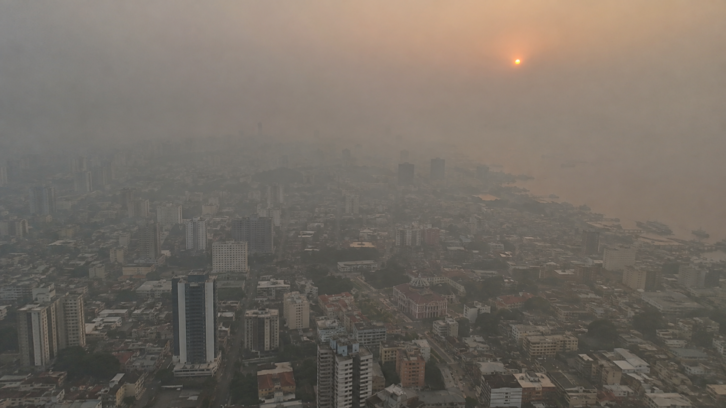 Manaus sufoca sob fumaça tóxica das queimadas; prefeitura suspende aulas e eventos ao ar livre