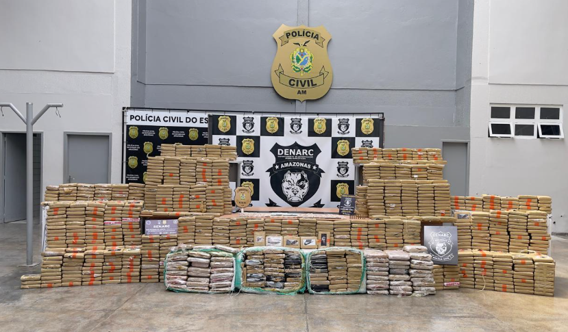 Polícia apreende 1,3 tonelada de drogas escondidas na mata; suspeitos fogem no Amazonas