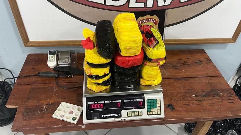 POLÍCIA FEDERAL DESCOBRE QUASE 11 KG DE DROGAS ESCONDIDAS DENTRO DE MESA E CADEIRAS NO SOLIMÕES