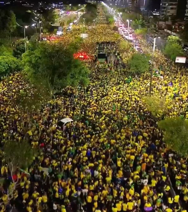 Imagem das duas faixas da Ponta Negra lotada.