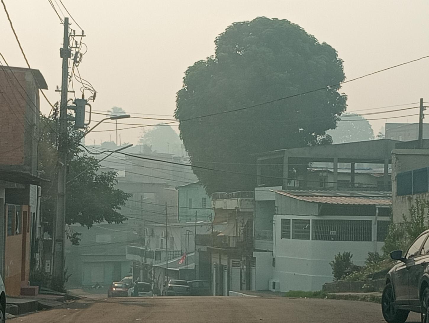 Imagem: Bairro de Santa Luzia (Zona Sul), coberto por fumaça neste neste sábado (17/10).