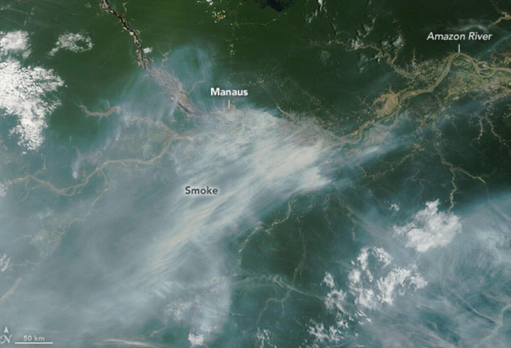 Imagens de satélite revelam a dimensão da fumaça provocada pelas queimadas que atingem Manaus e outras regiões do Amazonas. Imagem: (NASA).