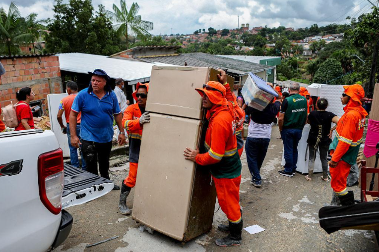 Equipes da Defesa civil em operação durante fortes chuvas em Manaus. Imagem: Arquivo (Defesa Civil).