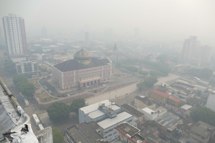 Manaus encoberta pela fumaça das queimadas no sábado (10). A poluição atmosférica compromete a visibilidade e ameaça a saúde da população. imagem: Divulgação (WEB)