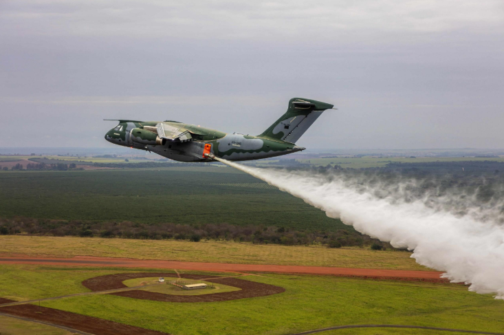 Imagem de referência do KC-390 em operação de combate a incêndios. (Divulgação / FAB)