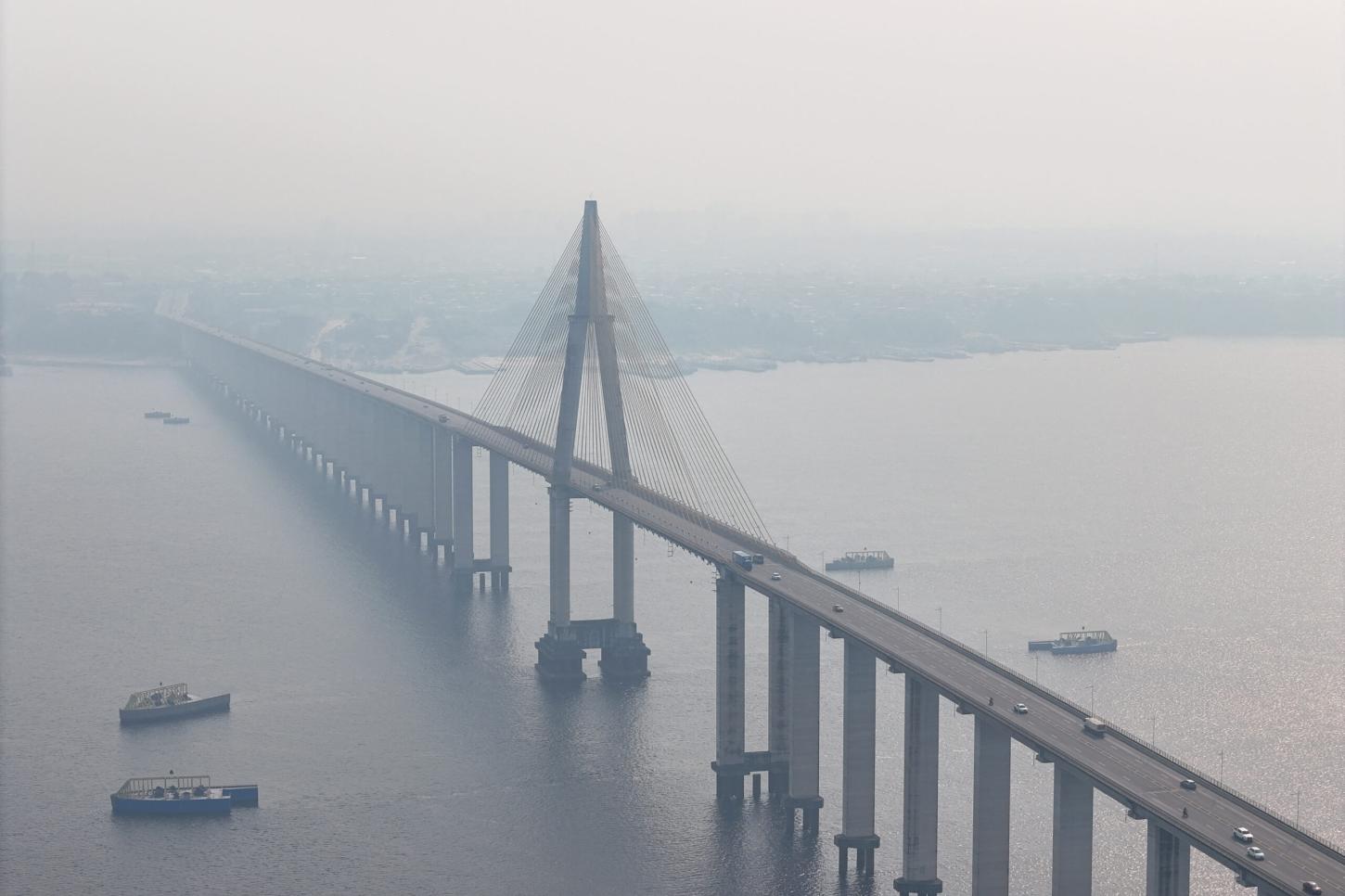 Imagem: Cidade de Manaus tomada pela fumaça.