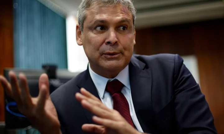 Dois dias após as eleições, parlamentares do PT pedem prisão de Flávio Bolsonaro e alerta da Interpol