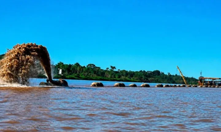 DRAGAGEM NO SOLIMÕES: CERCA DE 180 FAMÍLIAS TEMEM PERDER SUAS CASAS COM DESMORONAMENTO DE BARRANCO