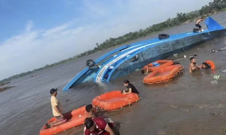 Embarcação naufraga após atingir tronco no Paraná do Ramos; passageiros escapam sem ferimentos