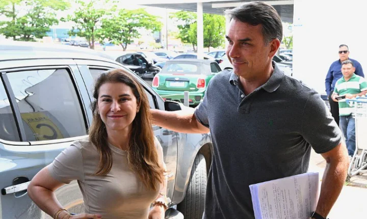 Flávio Bolsonaro chega aos Estados Unidos com a família após decisão de Moraes; Trump apoia entrada no país