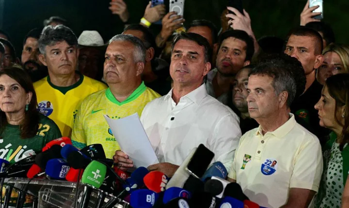INFORMAÇÃO EM APURAÇÃO: Flávio Bolsonaro teria deixado o Brasil rumo aos Estados Unidos; PF investiga possível saída do país