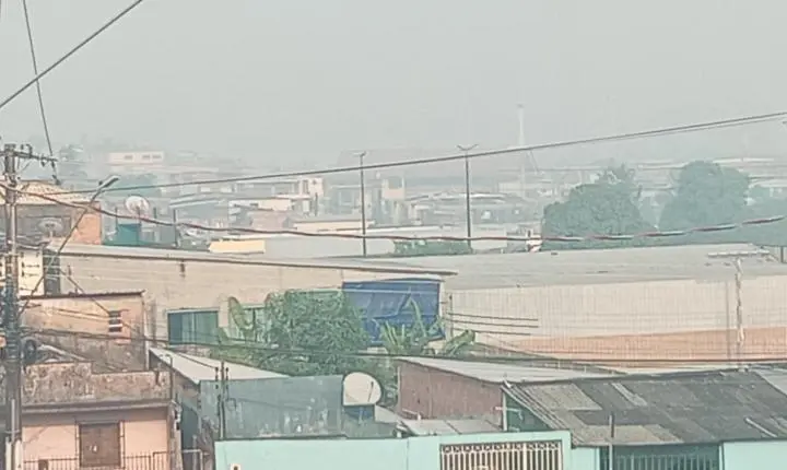 Manaus sufoca: fumaça atinge níveis perigosos, encobre bairros e Defesa Civil emite alerta severo