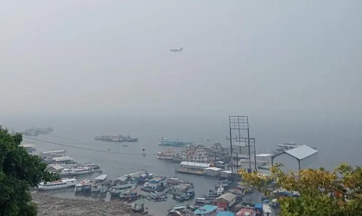 MANAUS SUFOCA: fumaça encobre prédios e torres, e aulas seguem suspensas nesta quarta-feira (14)