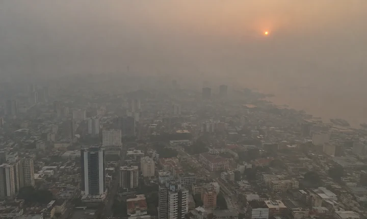 Manaus sufoca sob fumaça tóxica das queimadas; prefeitura suspende aulas e eventos ao ar livre