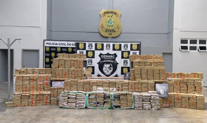 Polícia apreende 1,3 tonelada de drogas escondidas na mata; suspeitos fogem no Amazonas